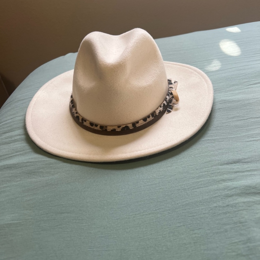 Stylish White Fedora with Leopard Band